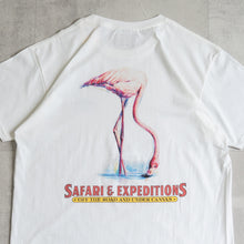 画像をギャラリービューアに読み込む, KHAKI JUNGLE PRINTED CREW TEE SAFARI フラミンゴ/ホワイト Tシャツ バックプリント ビッグサイズ 大きいサイズメンズ テングストア大阪