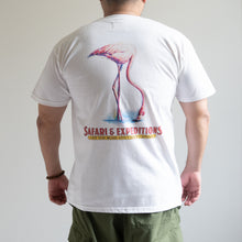 画像をギャラリービューアに読み込む, KHAKI JUNGLE PRINTED CREW TEE SAFARI フラミンゴ/ホワイト Tシャツ バックプリント ビッグサイズ 大きいサイズメンズ テングストア大阪