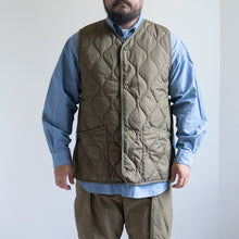 画像をギャラリービューアに読み込む, MILITARY V NECK BUTTON DOWN VEST - DARK OLIVE -