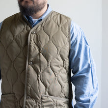 画像をギャラリービューアに読み込む, MILITARY V NECK BUTTON DOWN VEST - DARK OLIVE -