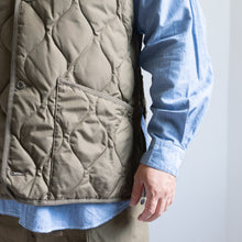 画像をギャラリービューアに読み込む, MILITARY V NECK BUTTON DOWN VEST - DARK OLIVE -