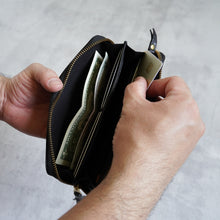 画像をギャラリービューアに読み込む, EMBOSSING ZIP WALLET - BLACK -