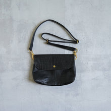 画像をギャラリービューアに読み込む, EMBOSSING MAILBAG MEDIUM - BLACK -