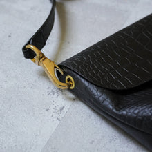 画像をギャラリービューアに読み込む, EMBOSSING MAILBAG MEDIUM - BLACK -