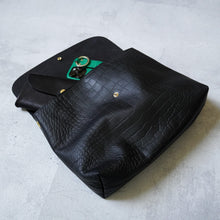 画像をギャラリービューアに読み込む, EMBOSSING MAILBAG MEDIUM - BLACK -