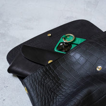 画像をギャラリービューアに読み込む, EMBOSSING MAILBAG MEDIUM - BLACK -