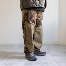 Load image into Gallery viewer, HORN TREE PRINT WOOL BOA PANTS - BROWN -