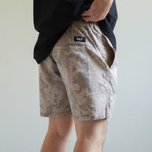 Load image into Gallery viewer, CAMO BORD SHORTS - GREIGE -