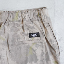 Load image into Gallery viewer, CAMO BORD SHORTS - GREIGE -