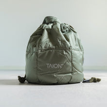 画像をギャラリービューアに読み込む, DRAWSTRING DOWN BAG - OLIVE -