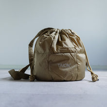 画像をギャラリービューアに読み込む, DRAWSTRING DOWN BAG - BEIGE -
