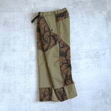 Load image into Gallery viewer, HORN TREE PRINT WOOL BOA PANTS - BROWN -