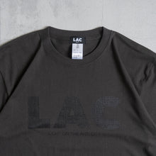 Load image into Gallery viewer, テングストア大阪オリジナルアイテムLAC　LACロゴTシャツ　半袖Tシャツ　大きいサイズ　ビッグサイズ　メンズファッション
