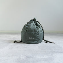 画像をギャラリービューアに読み込む, DRAWSTRING DOWN BAG - D.SAGE GREEN -
