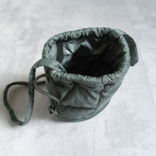 画像をギャラリービューアに読み込む, DRAWSTRING DOWN BAG - D.SAGE GREEN -
