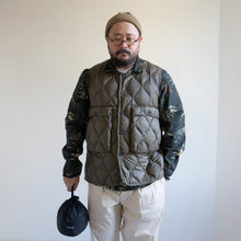 画像をギャラリービューアに読み込む, MILITARY CREW NECK W POCKET DOWN VEST SOFT SHELL- OLIVE -
