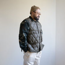 画像をギャラリービューアに読み込む, MILITARY CREW NECK W POCKET DOWN VEST SOFT SHELL- OLIVE -
