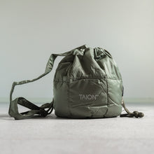 画像をギャラリービューアに読み込む, DRAWSTRING DOWN BAG - OLIVE -
